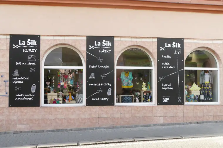Výlohy šicí dílny La Šik ve Velké hradební v Ústí nad Labem